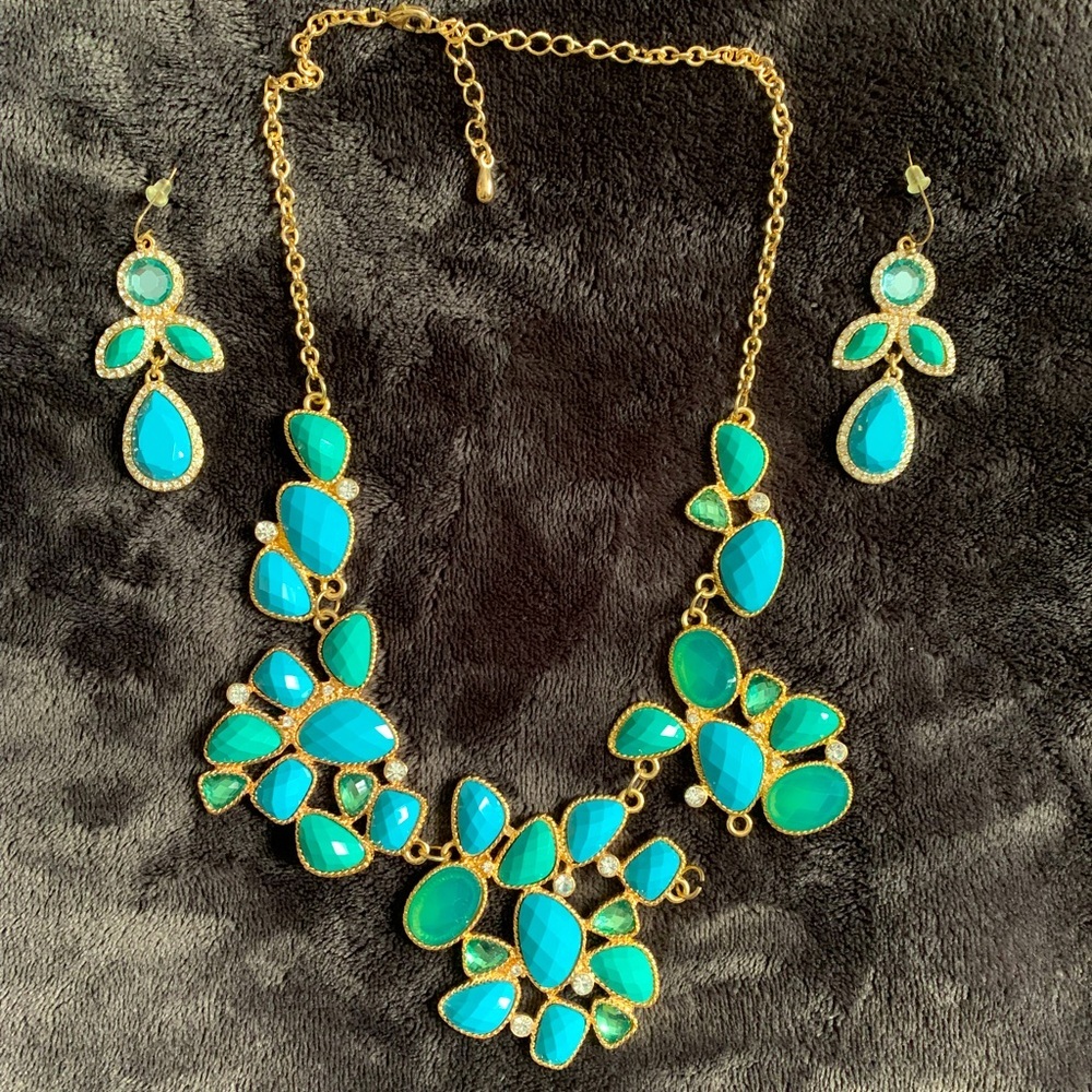 Golden necklace and earrings set with tortoise gems